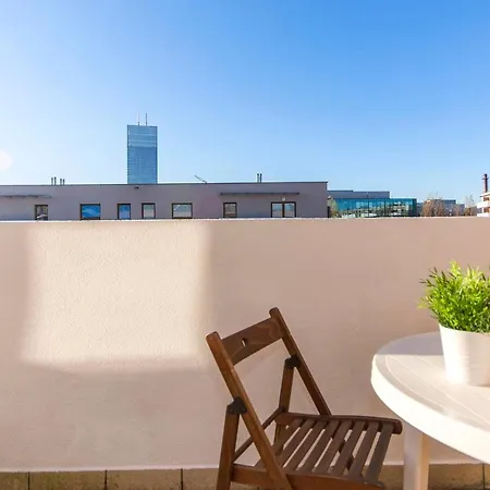 Apartament Z Widokiem Na Obc Διαμέρισμα *
